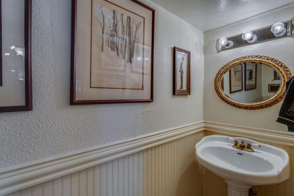 Four Winds Victorian Venue&Suites Bonham Extérieur photo