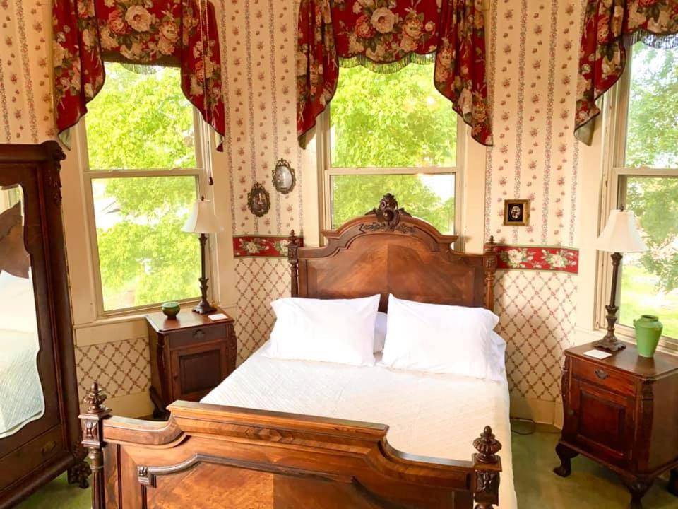 Four Winds Victorian Venue&Suites Bonham Extérieur photo